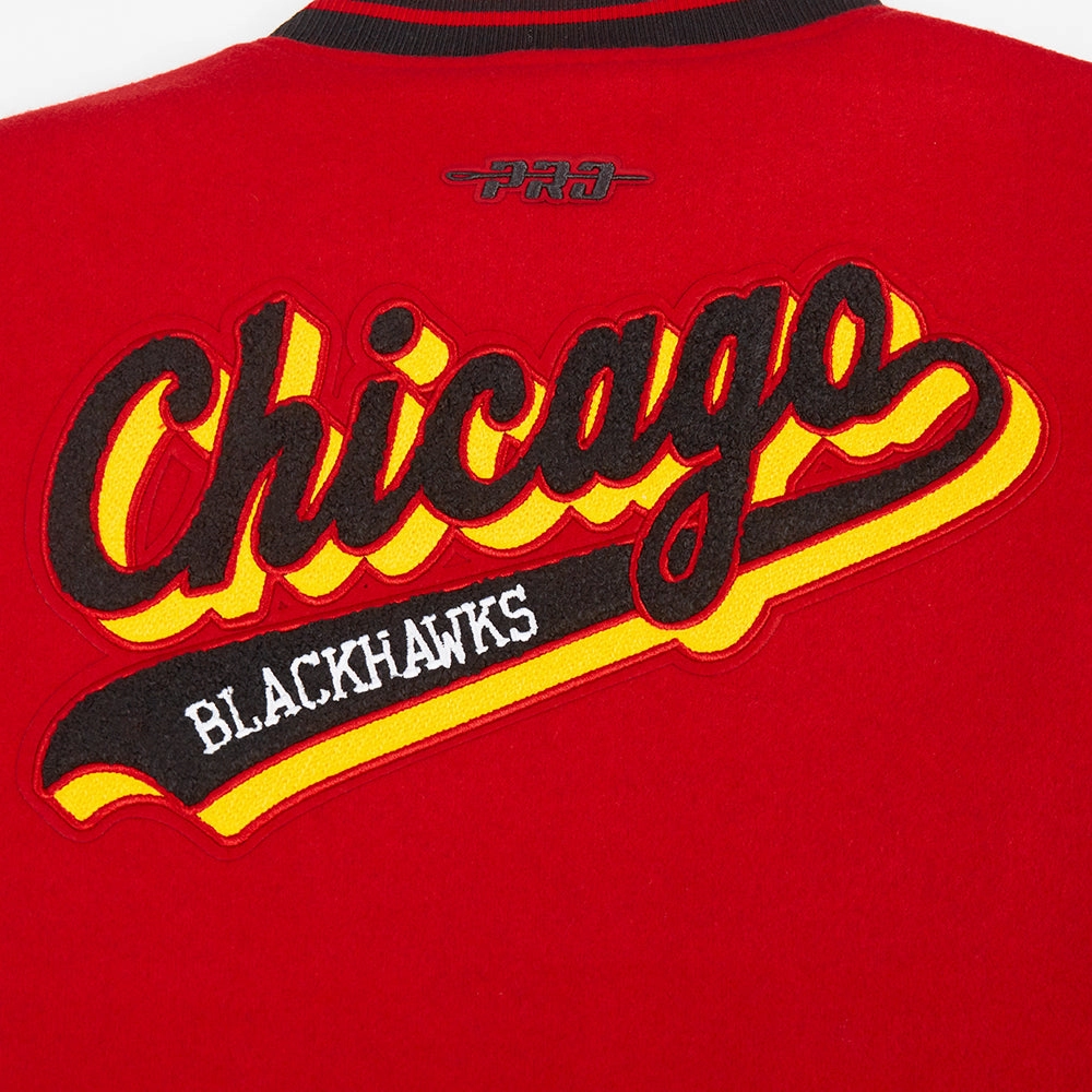 CHAMARRA UNIVERSITARIA NHL CHICAGO BLACKHAWKS SCRIPT TAIL PARA MUJER