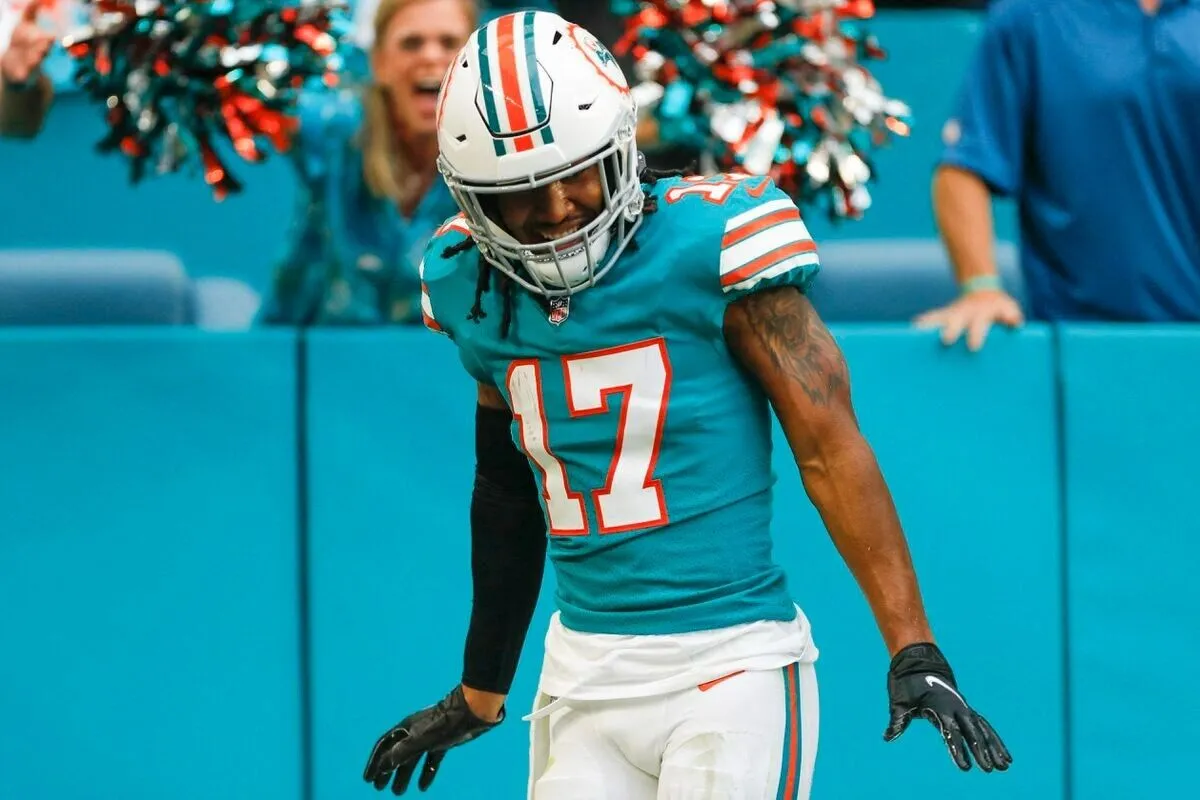 Jaylen Waddle Signed Miami Dolphins Jersey (JSA COA) Ex-Alabama Wide Receiver