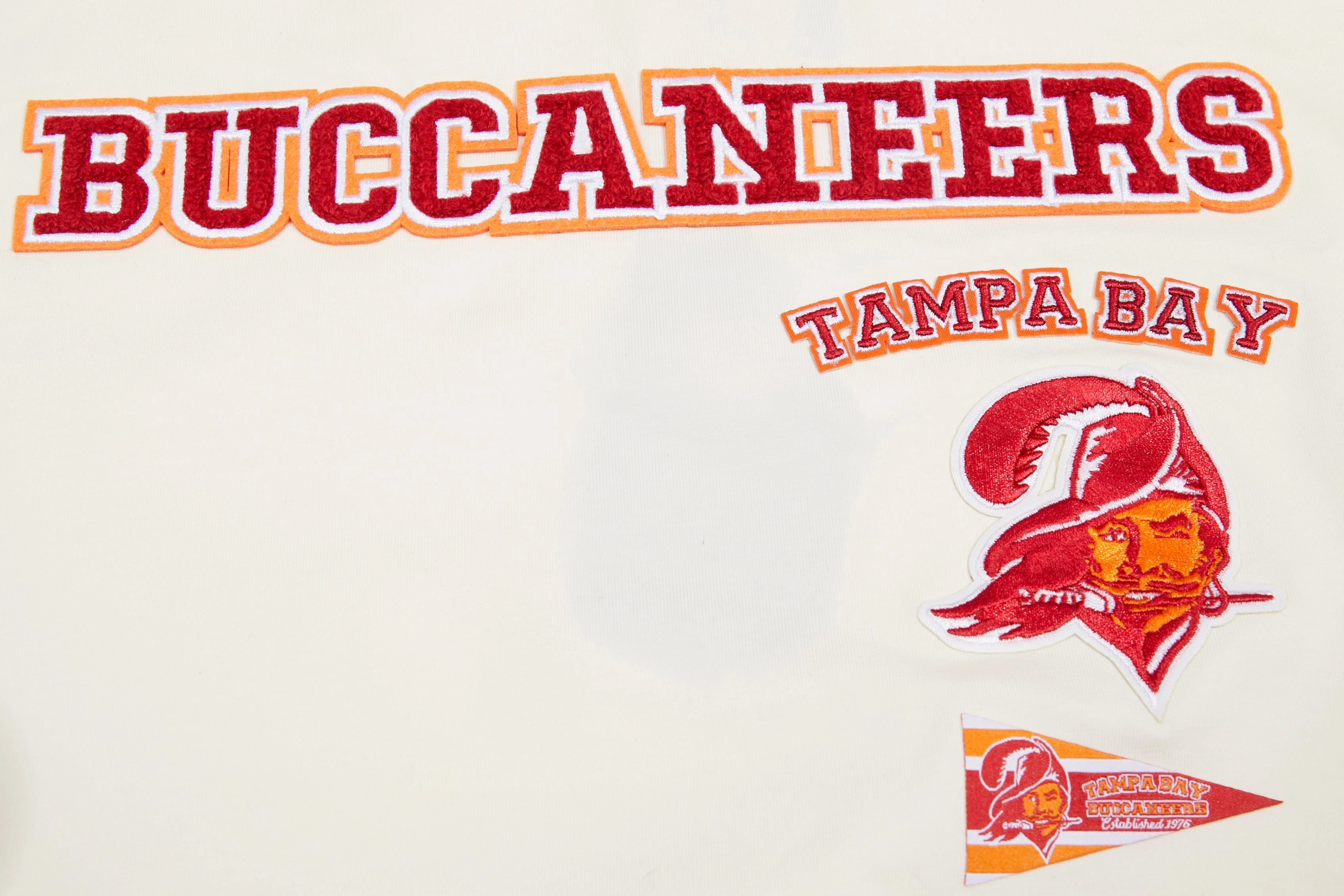 NFL TAMPA BAY BUCCANEERS RETRO CLASSIC WOMEN'S BOXY TEE (EGGSHELL)