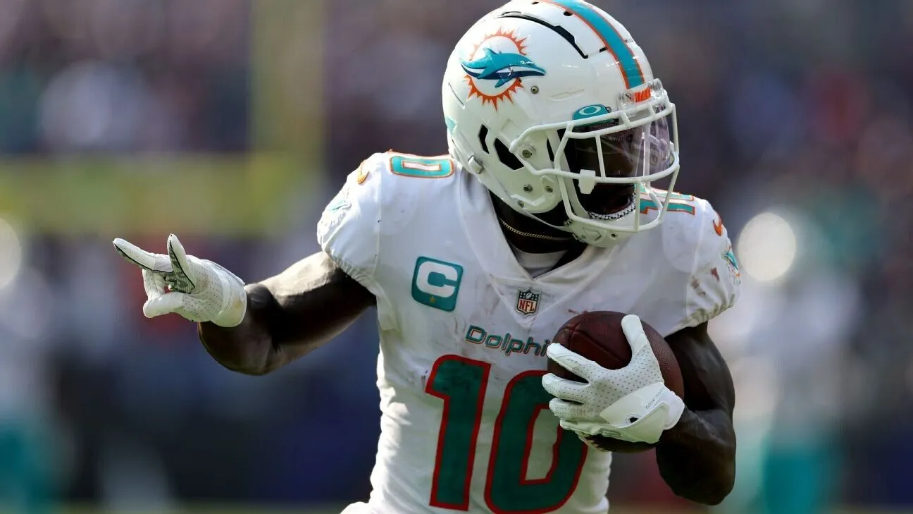 Tyreek Hill Signed Miami Dolphins Jersey (Beckett) 6xPro Bowl Receiver /Ex Chief